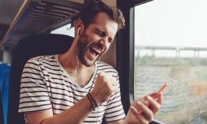 iStock.com Junger Mann im Zug