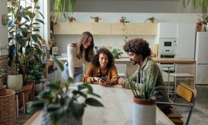 iStock.com zwei Frauen und ein Mann in einer Wohnung