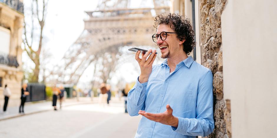 Mann beim Eiffel-Turm