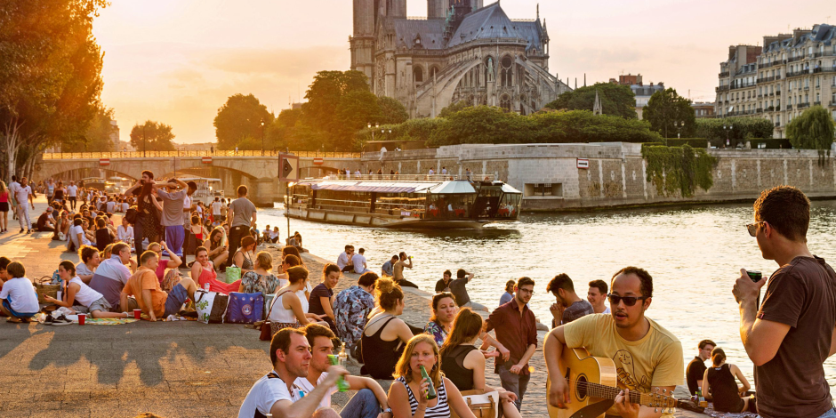 Leute an der Seine in Paris