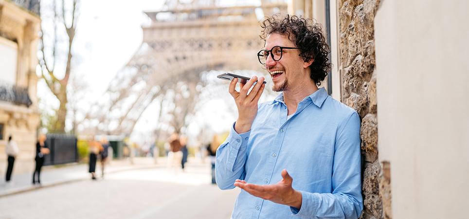 Mann beim Eiffel-Turm