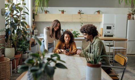 zwei Frauen und ein Mann in einer Wohnung