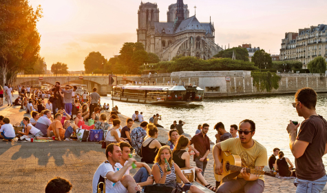Leute an der Seine in Paris